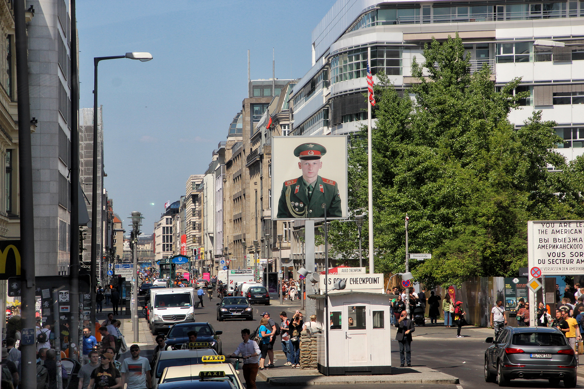 Ausstellung : Hopp on, hopp off, mit dem Bus durch Berlin